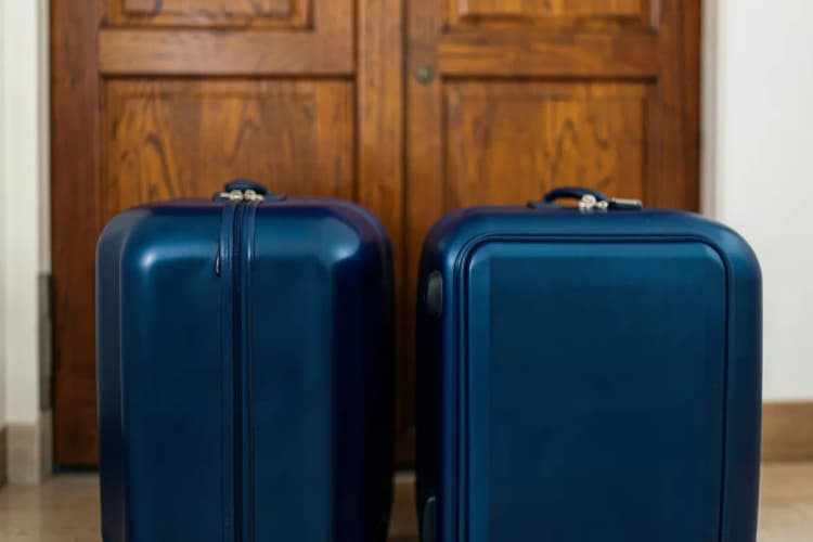 Malas de viagem prontas na porta de uma casa