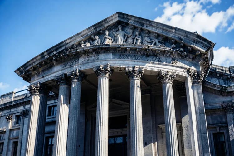 Prédio de tribunal com colunas